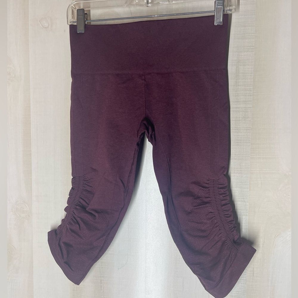 Lululemon In‎ The Flow Crop II Bordeaux burgundy heather leggings knee length, 6